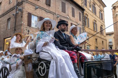 Siena, İtalya - 14 Temmuz 2024: Contrada Onda 'nın Palio di Siena Zaferi kutlamalarından çeşitli etkinlikler Piazza del Campo' ya doğru yürüyor