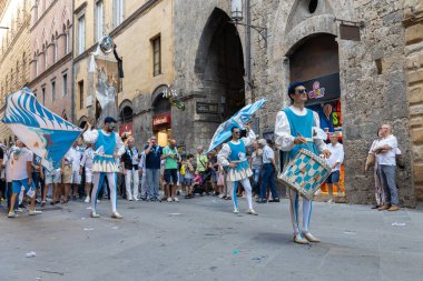 Siena, İtalya - 14 Temmuz 2024: Contrada Onda 'nın Palio di Siena Zaferi kutlamalarından çeşitli etkinlikler Piazza del Campo' ya doğru yürüyor