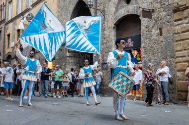 Siena, İtalya - 14 Temmuz 2024: Contrada Onda 'nın Palio di Siena Zaferi kutlamalarından çeşitli etkinlikler Piazza del Campo' ya doğru yürüyor