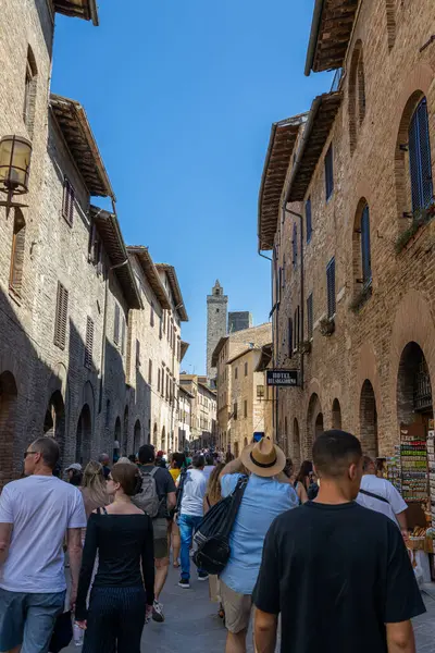 San Gimignano, İtalya 15 Temmuz 2024 Eski ortaçağ şehrinin ana caddesinde yürüyen turistler
