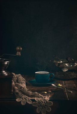 Geleneksel aksesuarlı sıcak Türk kahve fincanının koyu ve karamsar görüntüsü