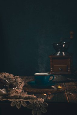 Geleneksel aksesuarlı sıcak Türk kahve fincanının koyu ve karamsar görüntüsü