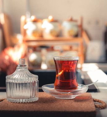 Mutfakta bir bardak Türk çayı ve kristal şeker kasesi.