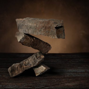 Kayalar asimetrik olarak ürün fotoğrafçılığı arka planı için ahşap bir masa oluştururlar.