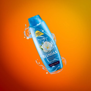 İstanbul, Türkiye - 23 Kasım 2024: Turuncu arka planda ünlü bir şampuan şişesinin yakın plan görüntüsü