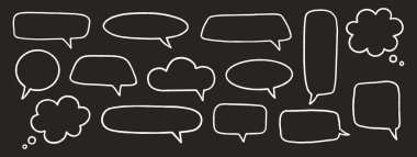 Konuşma baloncukları beyaz boya seti. Tebeşir konuşma kutuları. Çizgiyle çizilmiş sohbet çerçevesi, çocukların karalama tarzı. Diyalog balonu bulutu. Kalem çizimi, siyah arkaplandaki element. Vektör illüstrasyonu