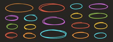 Renkli ovalar ya da elipsler ayarlandı. Kalem el çizimi vurgu unsurları, serbest çizim sanat çerçeveleri. Doodle tarzı tebeşir çizimleri, siyah arkaplanda yuvarlak şekiller. Vektör illüstrasyonu