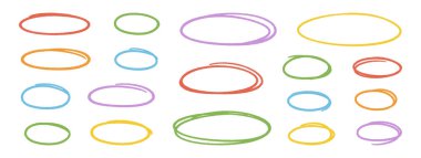Renkli ovalar ya da elipsler ayarlandı. Kalem el çizimi vurgu unsurları, serbest çizim sanat çerçeveleri. Doodle tarzı tebeşir çizimleri, beyaz arkaplanda yuvarlak şekiller. Vektör illüstrasyonu