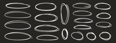 Pastel ovaller ya da elipsler ayarlandı. Kalem el çizimi vurgu unsurları, serbest çizgi beyaz çerçeve. Doodle tarzı tebeşir çizimleri, siyah arkaplanda yuvarlak şekiller. Vektör illüstrasyonu