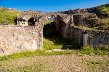 Avell, Campania, İtalya 'daki Roma amfitiyatrosunda. Bir Roma binasının antik duvarlarına yakın çekim. Güneşli güzel bir gün. Arkasında peri masalı bulutları var.
