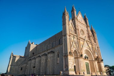 Orvieto, İtalya - 28 Ekim 2022: Orvieto Duomo di Orvieto Katedrali, etrafında turistler var. Umbria, İtalya