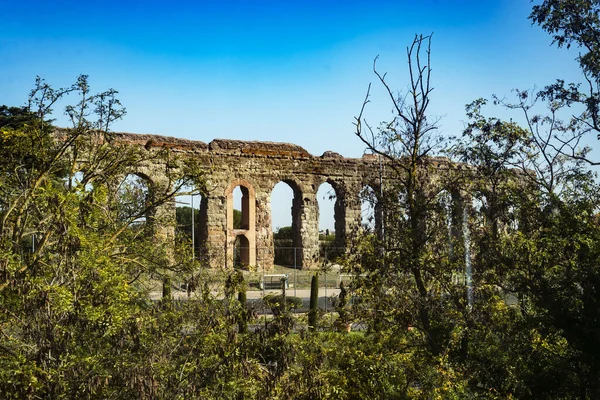 Antiguo Acueducto Romano Las Afueras Roma Rodeado Árboles Italia — Foto de Stock