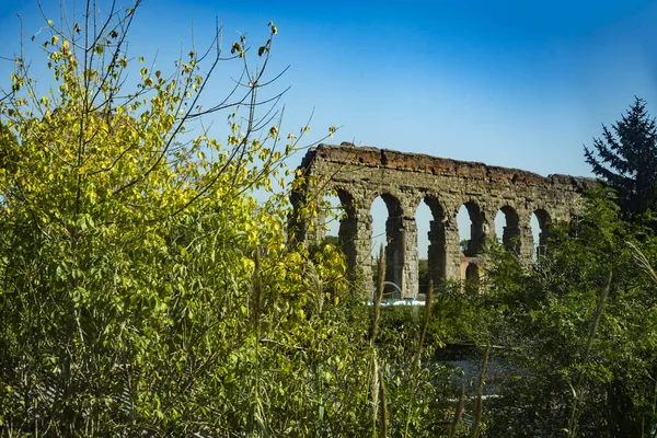 Oude Romeinse Aquaduct Buiten Rome Omgeven Door Bomen Italië — Stockfoto