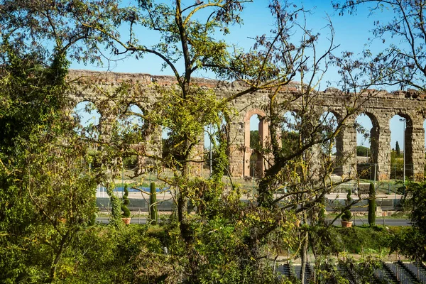 Starożytny Rzymski Akwedukt Poza Rzymem Otoczony Drzewami Włochy — Zdjęcie stockowe