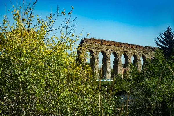 Древнеримский Акведук Пределами Рима Окруженный Деревьями Италия — стоковое фото