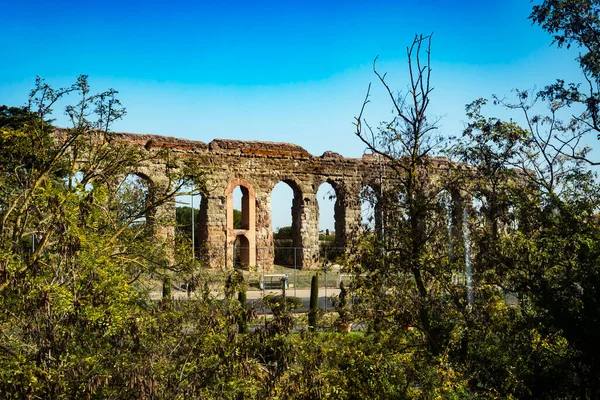 Antiguo Acueducto Romano Las Afueras Roma Rodeado Árboles Italia —  Fotos de Stock