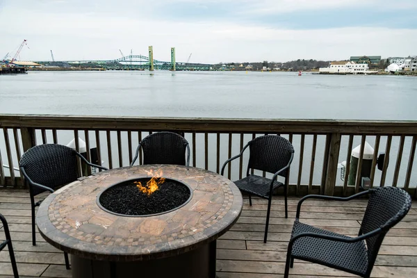 Patio Fire Pit Tisch Für Außenrestaurant Portsmouth Usa — Stockfoto