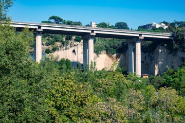 Napoli 'den Roma' ya giden şehir otoyolu Napoli kasabasını, 70 'lerde inşa edilen köprü, Napoli, İtalya.