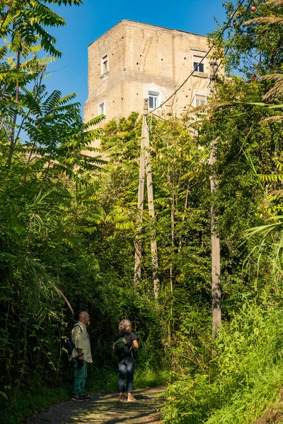 意大利那不勒斯 一对夫妇在一座农舍附近的一条自然小径上散步 — 图库照片