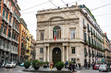 Napoli, İtalya - 13 Kasım 2022: Tarihsel Palazzo Doria d 'Angri, Napoli, Campania, İtalya' da Toledo Caddesi.