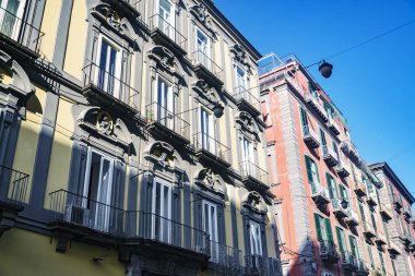 Via Toledo 'daki tarihi yapılar Napoli, İtalya' da önemli mimari yapılara sahiptir.