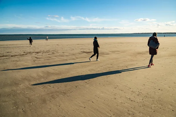 Γυναίκες Περπατούν Μια Παραλία Στο Μέιν Χειμώνα Ηπα — Φωτογραφία Αρχείου