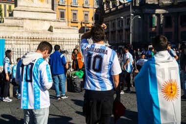 Napoli, İtalya - 18 Aralık 2022: Arjantin Milli Takımı 'nın futbol taraftarları Dünya Kupası zaferini kutluyorlar. Napoli, İtalya 'da.