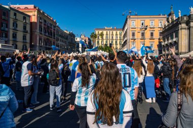 Napoli, İtalya - 18 Aralık 2022: Arjantin Milli Takımı 'nın futbol taraftarları Dünya Kupası zaferini kutluyorlar. Napoli, İtalya 'da.