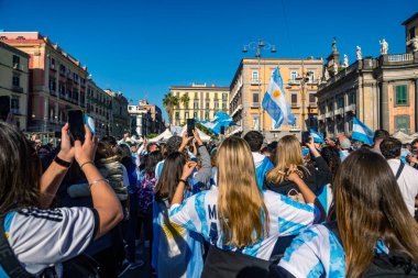 Napoli, İtalya - 18 Aralık 2022: Arjantin Milli Takımı 'nın futbol taraftarları Dünya Kupası zaferini kutluyorlar. Napoli, İtalya 'da.