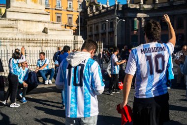 Napoli, İtalya - 18 Aralık 2022: Arjantin Milli Takımı 'nın futbol taraftarları Dünya Kupası zaferini kutluyorlar. Napoli, İtalya 'da.