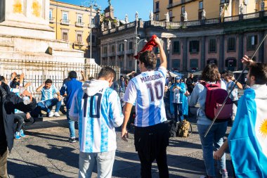 Napoli, İtalya - 18 Aralık 2022: Arjantin Milli Takımı 'nın futbol taraftarları Dünya Kupası zaferini kutluyorlar. Napoli, İtalya 'da.