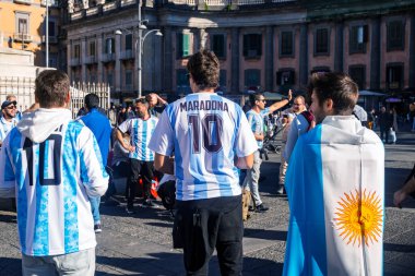 Napoli, İtalya - 18 Aralık 2022: Arjantin Milli Takımı 'nın futbol taraftarları Dünya Kupası zaferini kutluyorlar. Napoli, İtalya 'da.