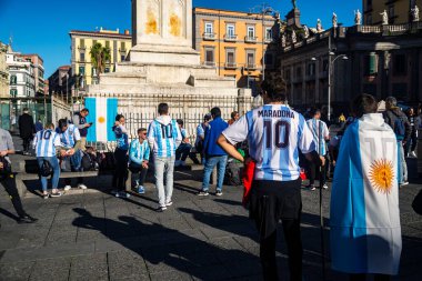 Napoli, İtalya - 18 Aralık 2022: Arjantin Milli Takımı 'nın futbol taraftarları Dünya Kupası zaferini kutluyorlar. Napoli, İtalya 'da.