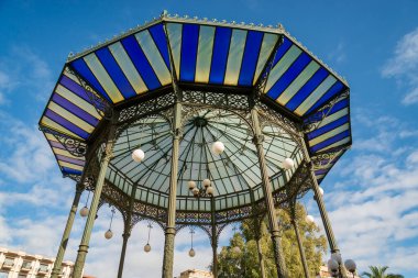 Napoli, İtalya 'daki Villa Comunale di Napoli Halk Parkındaki güzel orkestra sehpası