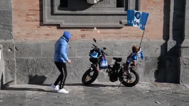 Naples Italy January 2023 Napoli Football Supporter His Decorated Bike Стоковое Видео