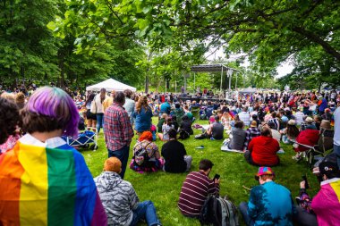 Portland ME - 18 Haziran 2022: İnsanlar eşcinsel haklarını desteklemek için Portland ME Gay Onur Yürüyüşü 'ne katıldı.