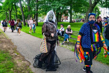 Portland ME - 18 Haziran 2022: İnsanlar eşcinsel haklarını desteklemek için Portland ME Gay Onur Yürüyüşü 'ne katıldı.