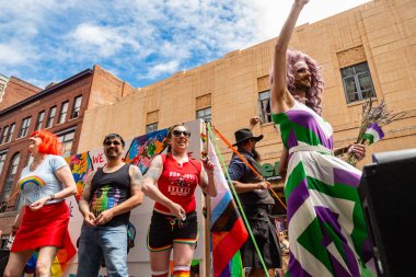 Portland ME - 18 Haziran 2022: İnsanlar eşcinsel haklarını desteklemek için Portland ME Gay Onur Yürüyüşü 'ne katıldı.