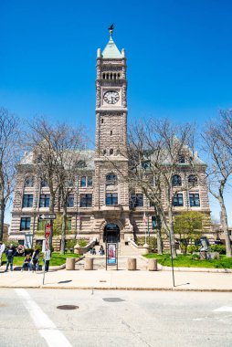 Lowell MA, ABD - 1 Mayıs 2021 Lowell Belediye Binası ve Lowell şehir merkezi manzarası, Massachusetts MA, ABD.