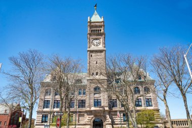 Lowell MA, ABD - 1 Mayıs 2021 Lowell Belediye Binası ve Lowell şehir merkezi manzarası, Massachusetts MA, ABD.