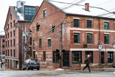 Portland, ME - 21 Ocak 2016: Portland, Maine 'de tarihi bir liman, kaldırım taşı sokakları, 19. yüzyıl tuğla binaları ve balıkçı iskeleleriyle tanınıyor..