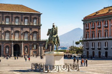 Napoli, İtalya - 18 Mart 2023: Piazza del Plabiscito turist dolu. 21 Ekim 1860 'da Napoli' yi Birleşik İtalya Krallığı 'na getiren referandumdan sonra adını alan meydan.