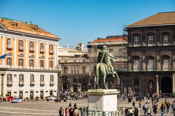 ナポリ イタリア 2023年3月18日 観光客で賑わう広場 1860年10月21日にイタリア王国にナポリをもたらした小教区にちなんで名付けられた広場 — ストック写真