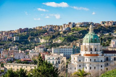  Basilica dell Incoronata Madre del Buon Consiglio Napoli 'nin merkezinden İtalya' nın Capodimonte Tepesi 'ne giden yolda.