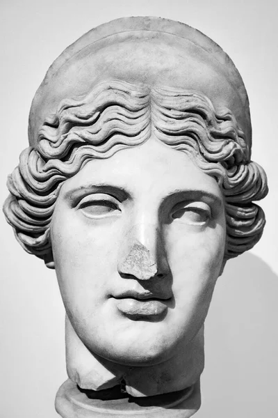 一个有着胡子雕塑的古代女人的头和肩膀的细节 胡须雕像 绿色背景隔离 — 图库照片