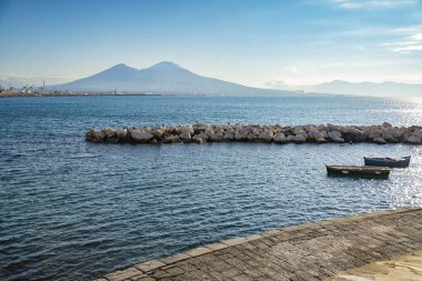 Vezüv, İtalya 'nın Napoli sahillerinde görülen ve balıkçı tekneleri.