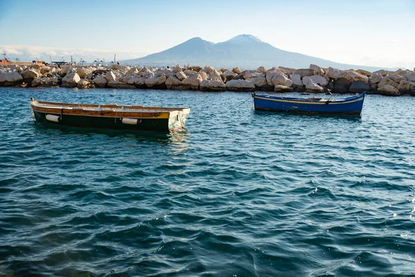 从意大利那不勒斯海滨看到的维苏威火山和渔船 — 图库照片