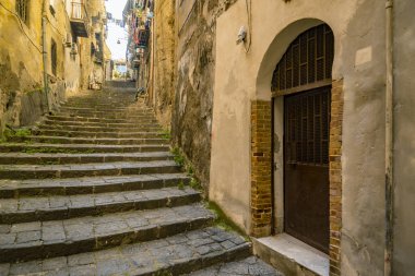 İtalya 'nın Napoli şehri. Santa Lucia manzarası, Pallonetto bölgeleri. Dar sokaklar.