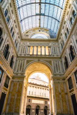 Galleria Umberto I. Napoli, Campania 'da antik bir galerinin içinde. Güney İtalya 'nın en büyük şehrinin tarihi merkezi. Avrupa 'da alışveriş ve turizm.