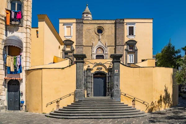 イタリアのナポリにある14世紀のサン ジョバンニ カルボナーラ教会の屋外 — ストック写真